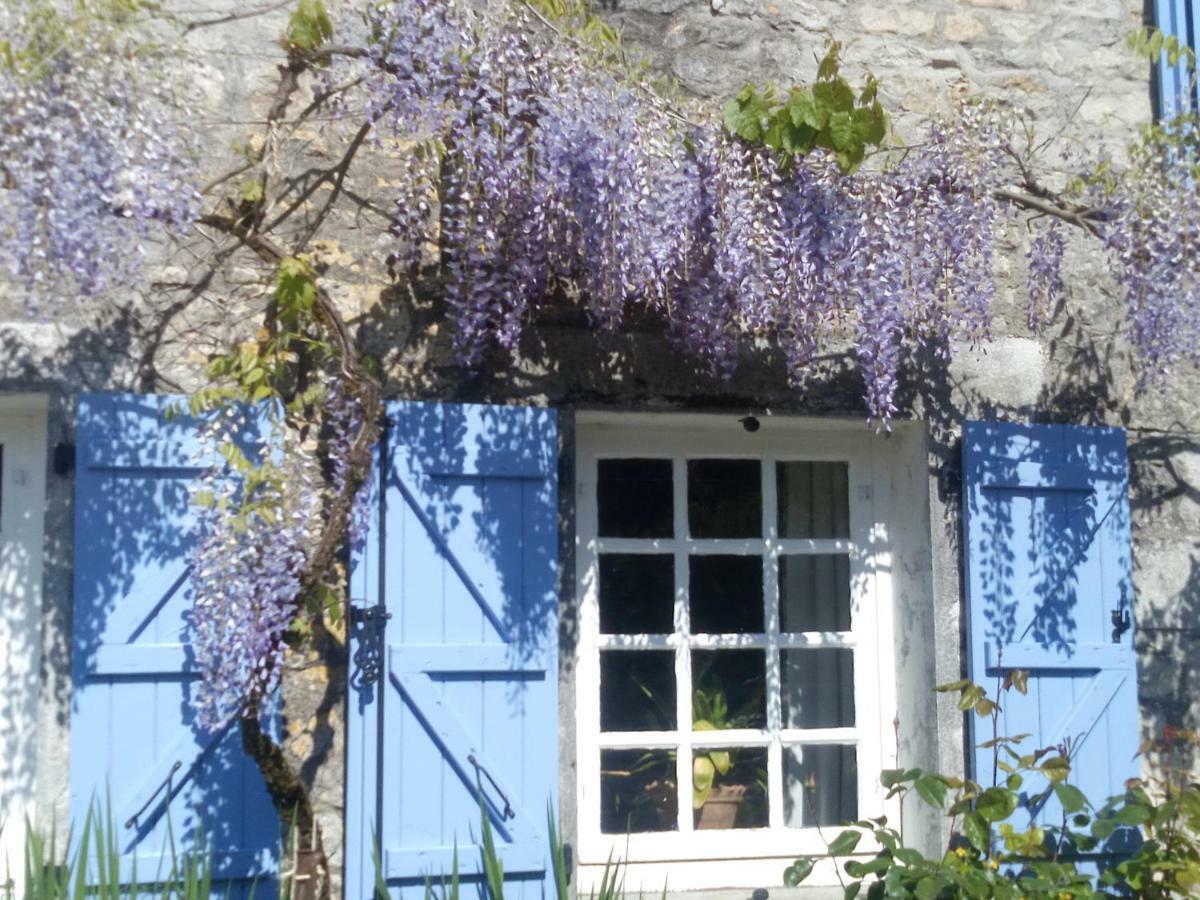 Chat Noir Gite Et Chambre D'Hotes Acomodação com café da manhã Genouille  Exterior foto