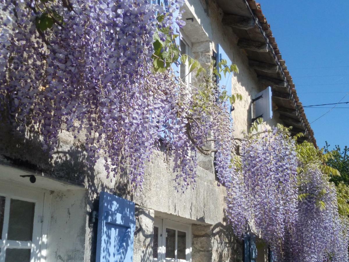 Chat Noir Gite Et Chambre D'Hotes Acomodação com café da manhã Genouille  Exterior foto